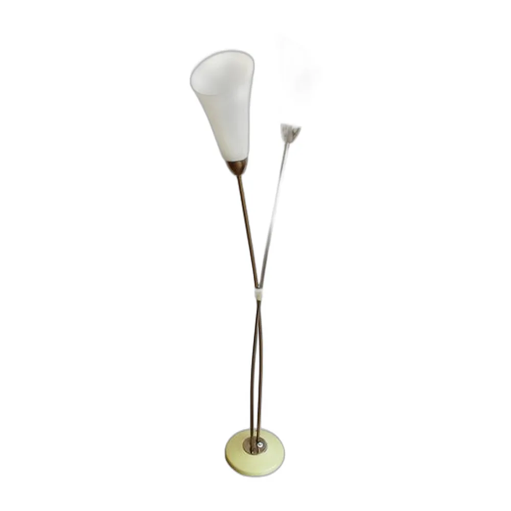 Skulpturale Stehlampe aus Messing & Milchglas, 1960er