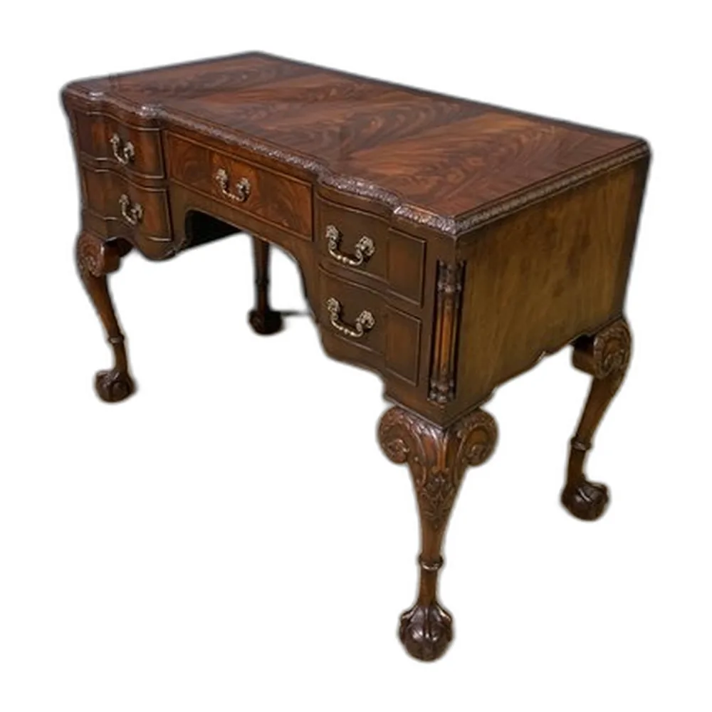 Schreibtisch aus geflammtem Mahagoni im Chippendale Stil, 1920